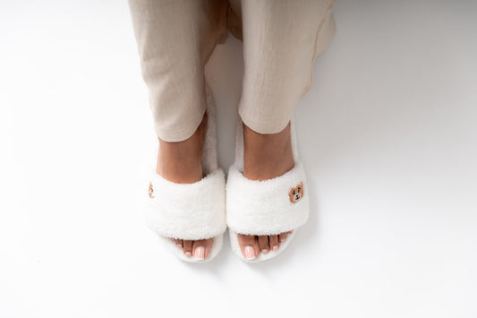 BEAR PATCH WHITE SLIPPERS